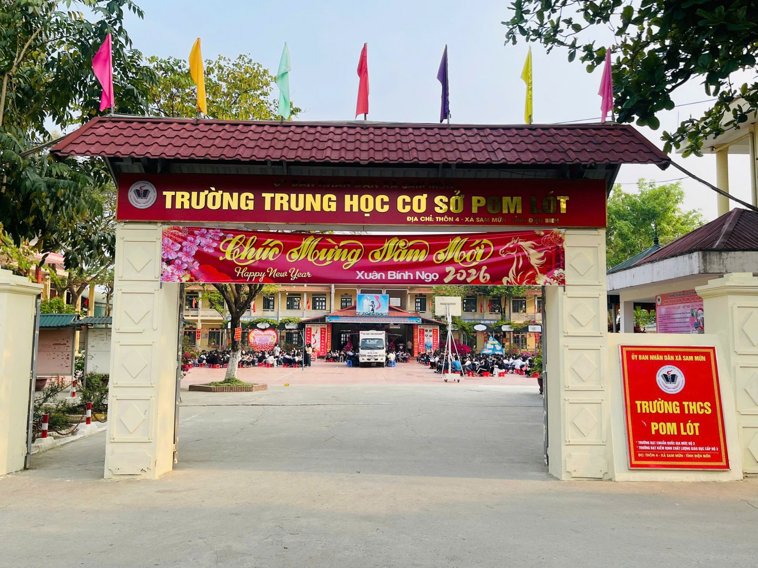 "CHUYẾN XE TRI THỨC" ĐÃ CẬP BẾN TRƯỜNG THCS POM LÓT